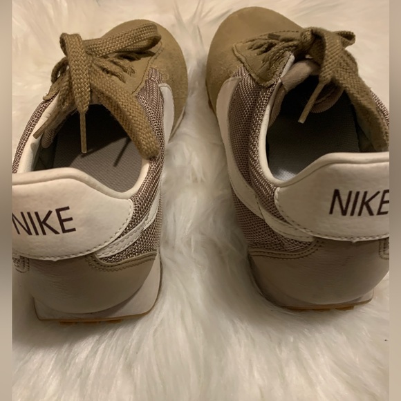 Nikes Shoes (Ladies) - Picture 5 of 6